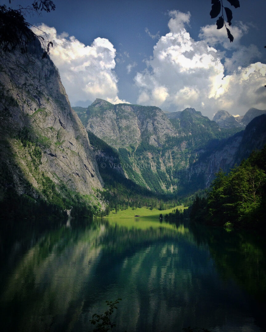 Obersee mit Fischunkelalm im Talkessel und Röthbachwasserfall im Hintergrund